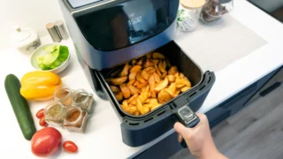 3 nejlepší recepty do horkovzdušné fritézy: Vyzkoušela jsem hranolky s&nbsp;kuřetem za 30 minut, řízek i&nbsp;výpečky