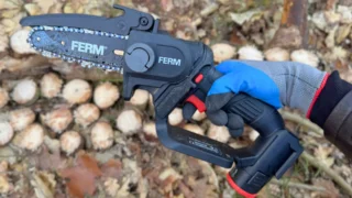 Otestovala jsem mini řetězovou pilu FERM z&nbsp;Actionu za 849&nbsp;Kč: Na jedno nabití zvládla 54 řezů