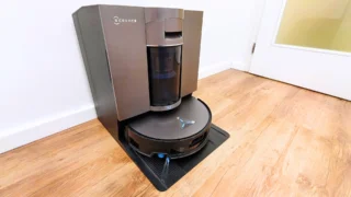 Ecovacs Deebot X11 OmniCyclone: Když výrobce myslí na mazlíčky i&nbsp;výdrž baterie (TEST)