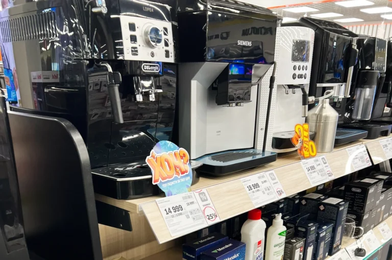 Srovnání drahého a&nbsp;levného kávovaru (2026): Rozdíl je 52&nbsp;000&nbsp;Kč, přesto levný model několikrát vyhrál Produkt roku