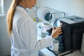 Nejhůř hodnocené automatické kávovary (březen 2026): Poruchovost a&nbsp;hluk trápí Krups, Sencor i&nbsp;Cecotec. Známe alternativy