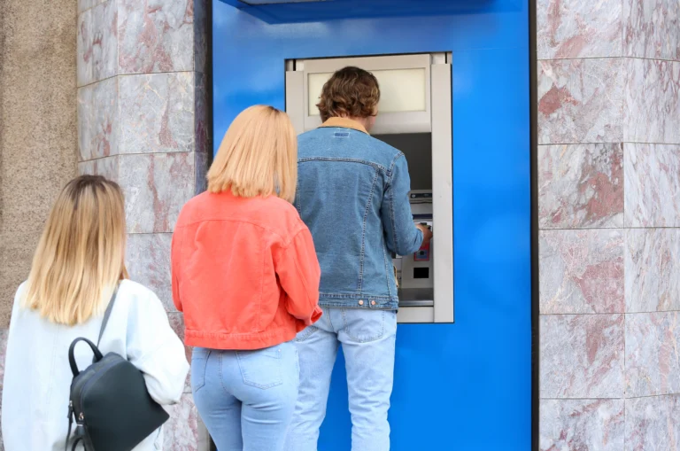 Miliony klientů 4 velkých bank přijdou o&nbsp;víkendu o&nbsp;služby. Výpadky se týkají bankovnictví i&nbsp;bankomatů