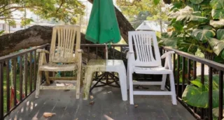 Čištění bílých plastových židlí (2026): Drsná houbička je ničí, funguje levný domácí roztok za pár korun