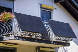 Balkonová fotovoltaika z&nbsp;IKEA za 20&nbsp;000&nbsp;Kč&nbsp;s&nbsp;baterií: Češi pro ni jezdí do Německa, použití není legální