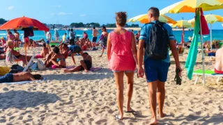 Za cigaretu na pláži pokuta až 13&nbsp;500&nbsp;Kč: Nová italská pravidla se v&nbsp;roce 2026 dotknou i&nbsp;Čechů