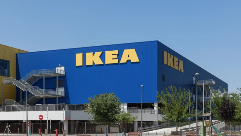 IKEA ruší 945 kancelářských pozic a&nbsp;zároveň expanduje: Ceny by měly jít dolů, ale celkové dopady na ČR nejsou jasné