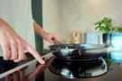 Konec indukčních desek? Do ČR dorazil nový trend. Neviditelná indukční deska je pod pracovní deskou