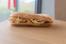 KFC potichu zrušilo oblíbený Longer: Nejlevnější sendvič z&nbsp;nabídky zmizel bez oznámení, návrat řetězec vyloučil