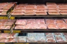 5 triků supermarketů, které i&nbsp;v&nbsp;roce 2026&nbsp;na Čechy fungují: Osvětlení potravin vás oklame, aniž to tušíte