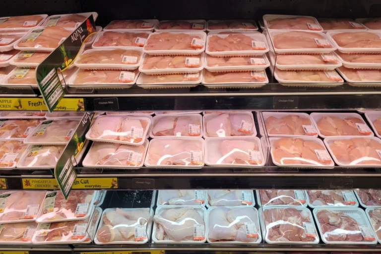 5 triků supermarketů, které i&nbsp;v&nbsp;roce 2026&nbsp;na Čechy fungují: Osvětlení potravin vás oklame, aniž to tušíte