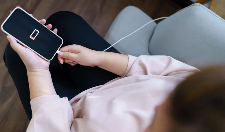 Action přišel s&nbsp;novou vychytávkou k&nbsp;mobilu: Nabije ho za 25 minut, stojí jen 499&nbsp;Kč