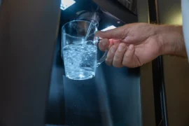 Pitný režim a&nbsp;„falešné“ pravidlo 8×8: Pít jen vodu je chyba, hydrataci zajistí i&nbsp;okurka, rajče nebo polévka