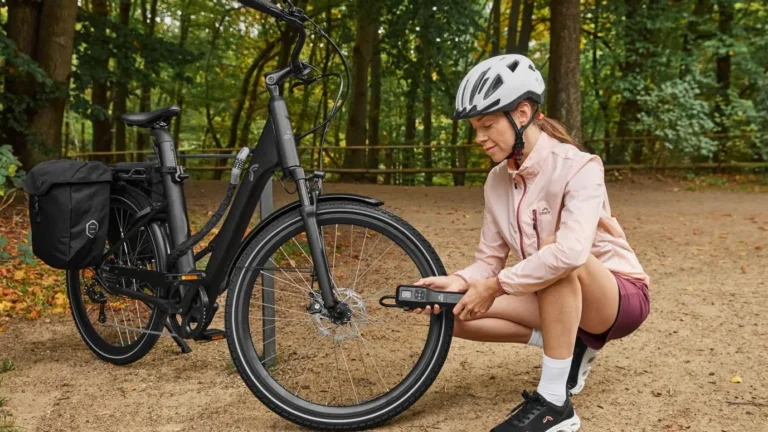 Megaúlovek: Aku pumpa Crivit z&nbsp;Lidlu za 699&nbsp;Kč: Váží půl kila, nafoukne kolo i&nbsp;auto a&nbsp;svítí ve tmě