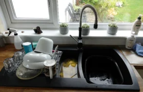 Končí Češi s&nbsp;klasickým odkapávačem? Nové podložky se perou v&nbsp;pračce, vejdou do šuplíku a&nbsp;jsou hygieničtější