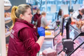 „Nepochybně to povede k&nbsp;růstu cen,“ říká expert. Češi si za naftu připlatí o&nbsp;9 korun více, porostou i&nbsp;ceny potravin