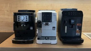 Nejhorší a&nbsp;nejlepší automatické kávovary v&nbsp;dTestu 2025: Propadly i&nbsp;drahé Smeg a&nbsp;Philips, levnější je strčí do kapsy