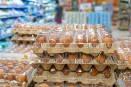 Lidl přesunul vejce z&nbsp;chladicích boxů do regálu s&nbsp;moukou: Umožňuje to nová vyhláška platná od ledna 2026