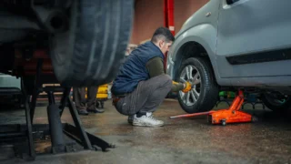 Nejlepší celoroční pneumatiky (Testy 2026): Bridgestone a&nbsp;Pirelli vyhrály se stejným skóre, Continental ztrácí jediný bod