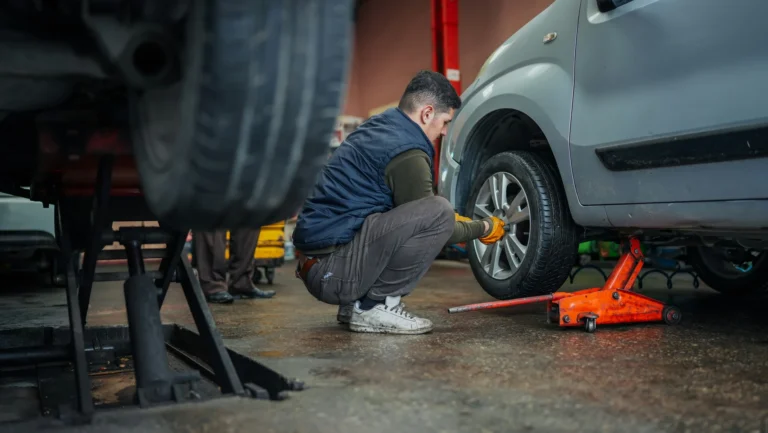 Nejlepší celoroční pneumatiky (Testy 2026): Bridgestone a&nbsp;Pirelli vyhrály se stejným skóre, Continental ztrácí jediný bod