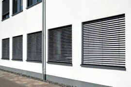 Češi v&nbsp;bytovkách montují rolety a&nbsp;neví, že porušují pravidla. Riskují demontáž a&nbsp;úhradu i&nbsp;10&nbsp;000&nbsp;Kč&nbsp;za škody