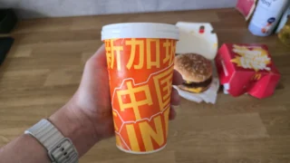 Sladké finále z&nbsp;McDonald’s exotiky: Otestoval jsem popcornové McFlurry a&nbsp;barevné nápoje McFizz