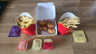 Test nových příloh v&nbsp;McDonald’s (2026): Sypané hranolky McShaker Fries zklamaly, zachránily to chorvatské krevety