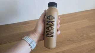 Kompletní jídlo v&nbsp;lahvi za 100&nbsp;Kč? 3 složky dělají z&nbsp;Many a&nbsp;yFood skutečnou náhradu oběda. Neplatí to vždy