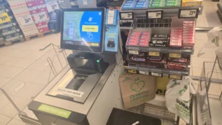 Můj experiment u&nbsp;pokladen 2026: Vyzkoušel jsem samoobslužnou „neplacenou brigádu“ vs. klasiku