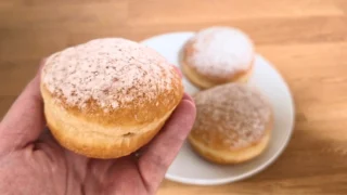 Velký test koblih ze supermarketu (2026): Obrovský rozdíl v&nbsp;množství marmelády vystřídala zmrzlá náplň