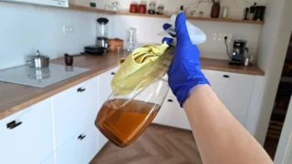 Zkusila jsem virální trik na úklid: Domácí směs místo drahé chemie funguje, ale pozor na povrch