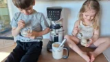 Test zmrzlinovače Sencor Gelateria SIC 5050WS (2026): Krémová zmrzlina, ledová káva i&nbsp;tříšť za pár minut