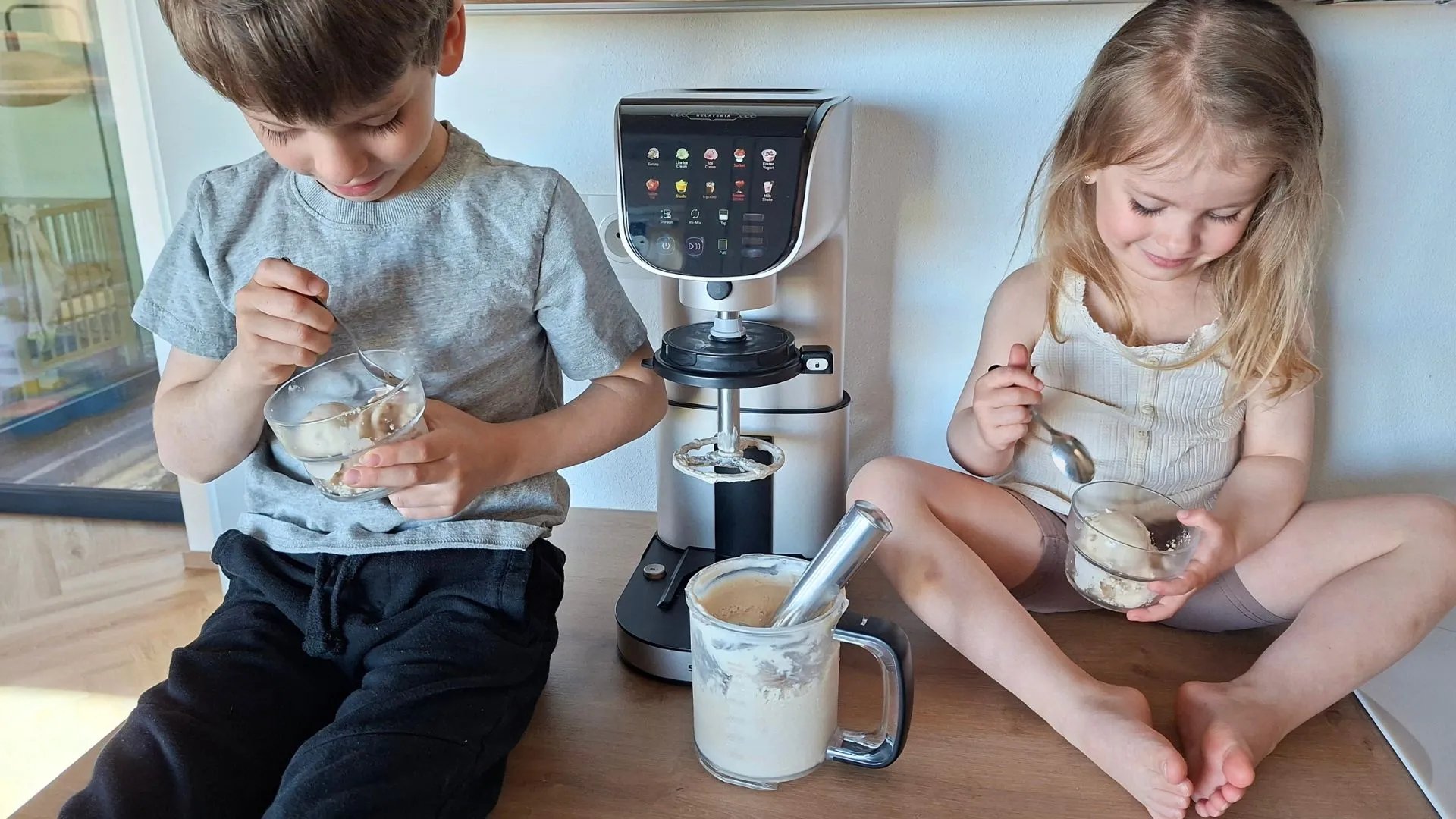 Test zmrzlinovače Sencor Gelateria SIC 5050WS (2026): Krémová zmrzlina, ledová káva i&nbsp;tříšť za pár minut