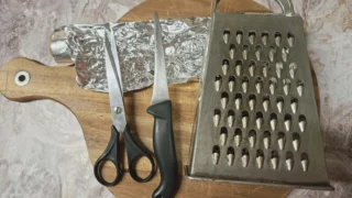 Vyzkoušela jsem virální trik z&nbsp;Tiktoku s&nbsp;alobalem: Nůž, nůžky i&nbsp;struhadlo propadly