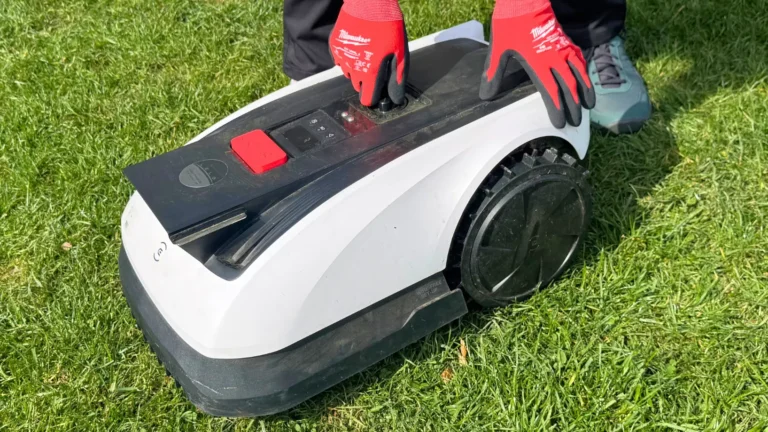 Koupila jsem si robotickou sekačku Ecovacs GOAT O800 RTK (Test): Po 6 týdnech už vím, že to jde i&nbsp;bez kabelu