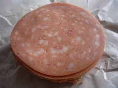 Nejhorší salám ze supermarketu: U&nbsp;gothaje výhláška hlídá jen 40&nbsp;%&nbsp;masa, rozdíly jsou obrovské