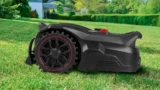 Nová robotická sekačka Parkside za 16&nbsp;999&nbsp;Kč: Zvládne 1&nbsp;250&nbsp;m²&nbsp;bez drátu a&nbsp;posekání řídíte přes mobil