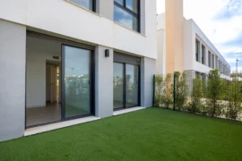 Češi začali hojně pískovat trávník: Jednoduchý trik za pár tisíc, který zbaví zahradu mechu a&nbsp;nerovností