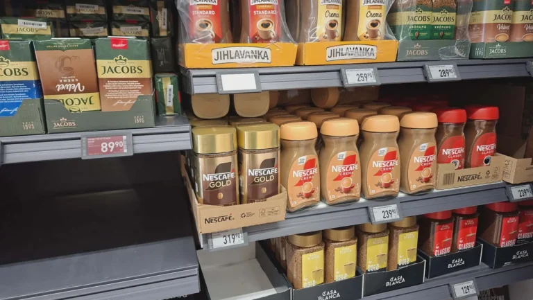 Instantní kávy ze supermarketu v&nbsp;testech: Davidoff a&nbsp;Jacobs vedou. Jihlavanka mě zklamala