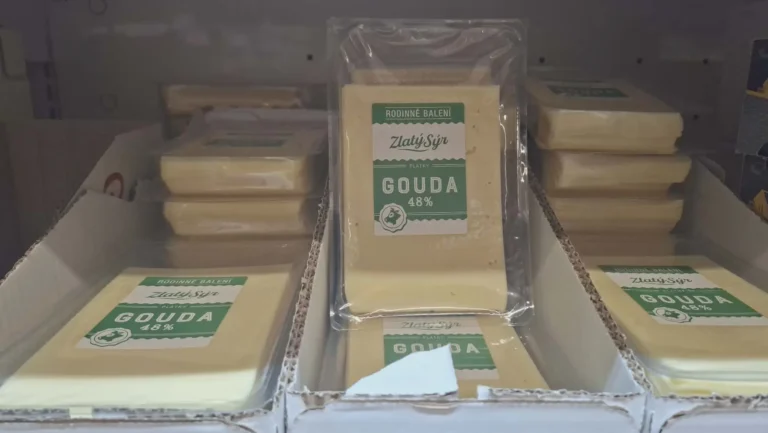 Nejhorší „sýr“ ze supermarketu: Místo mléka má rostlinný tuk a&nbsp;škrob, křičí to už z&nbsp;obalu