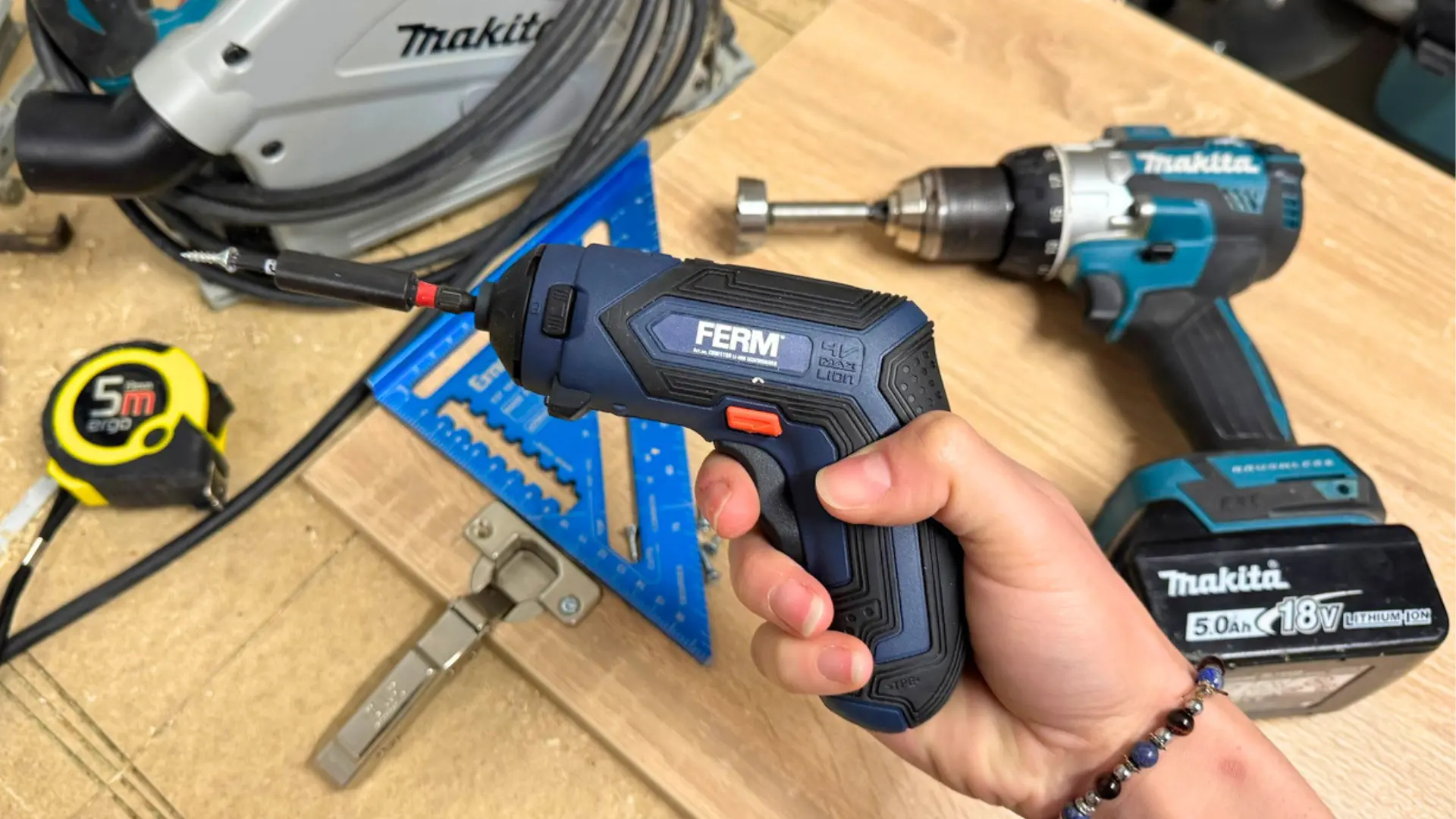 Malý aku šroubovák z&nbsp;Actionu (Test): Překvapil zpracováním, boduje i&nbsp;chytrými nástavci