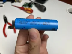 „To si snad dělají srandu.“ Youtuber rozebral baterii Parkside, zahřívala se na 83 stupňů