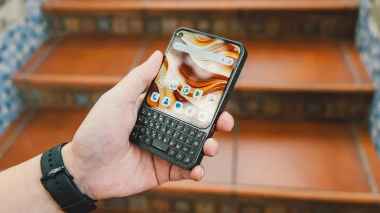 Tlačítkové telefony jsou zpět: Unihertz Titan 2&nbsp;má fyzickou QWERTY klávesnici a&nbsp;startuje za 11&nbsp;790&nbsp;Kč