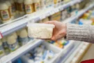 Nejhorší tvaroh ze supermarketu 2026: Místo mléka škrob a&nbsp;zahušťovadla. dTest určil 3 vítěze