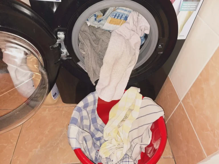 Praní ručníků podle hygieniků (2026): 2× týdně může stačit, ale není to jen o&nbsp;frekvenci