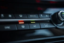 Vypínání klimatizace před vypnutím motoru: Češi to dělají kvůli baterii, pomůže to ale jinde