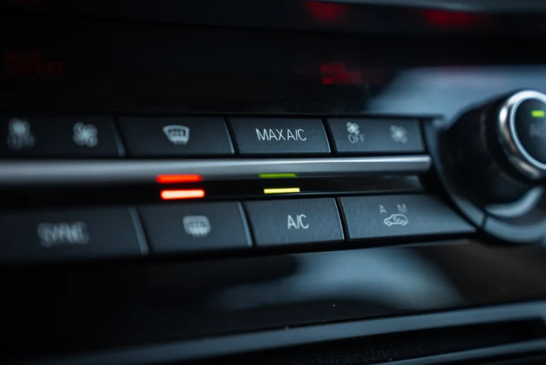 Vypínání klimatizace před vypnutím motoru: Češi to dělají kvůli baterii, pomůže to ale jinde