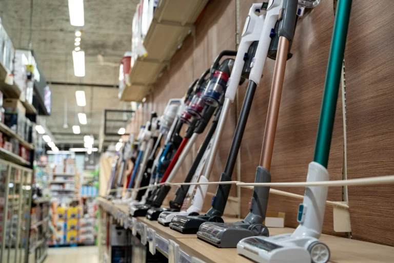 3 nejoblíbenější tyčové vysavače (2026): Za 2&nbsp;000&nbsp;Kč&nbsp;se dá koupit solidní model, dražší ETA má ale navrch ve výdrži