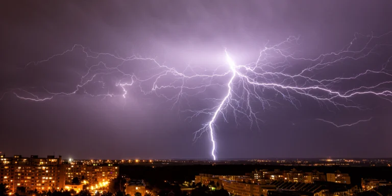 Co vypojit před 1. jarní bouřkou: Hasiči radí odpojit televizi, router i&nbsp;anténu. Stačí 3 minuty
