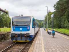 „Je to diskriminace starých lidí!“. Senioři zuří kvůli příplatku u&nbsp;pokladny Českých drah. Ty vyšší cenu obhajují