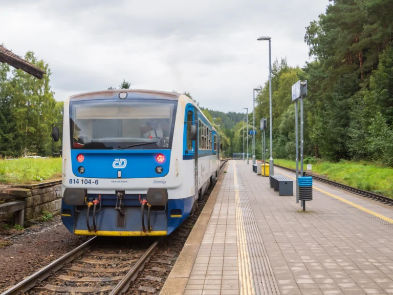 „Je to diskriminace starých lidí!“. Senioři zuří kvůli příplatku u&nbsp;pokladny Českých drah. Ty vyšší cenu obhajují